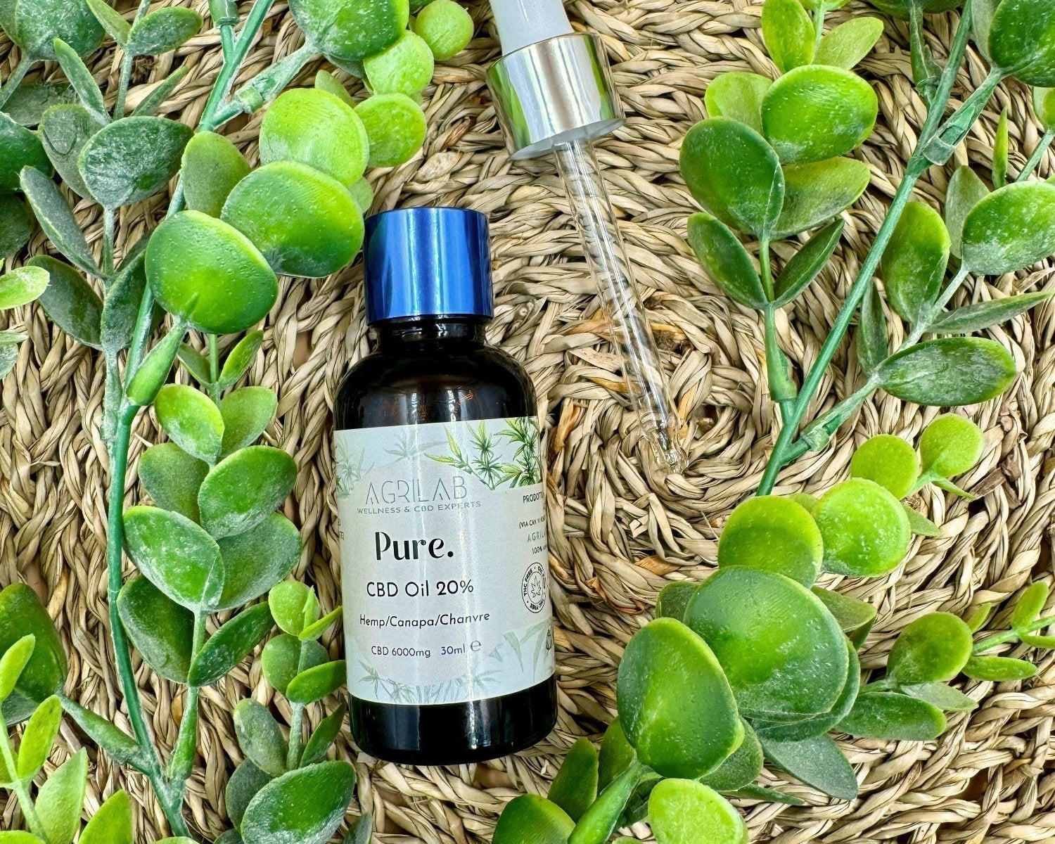 olio di cbd isolato 20% agrilab su sfondo vimini e vegetazione