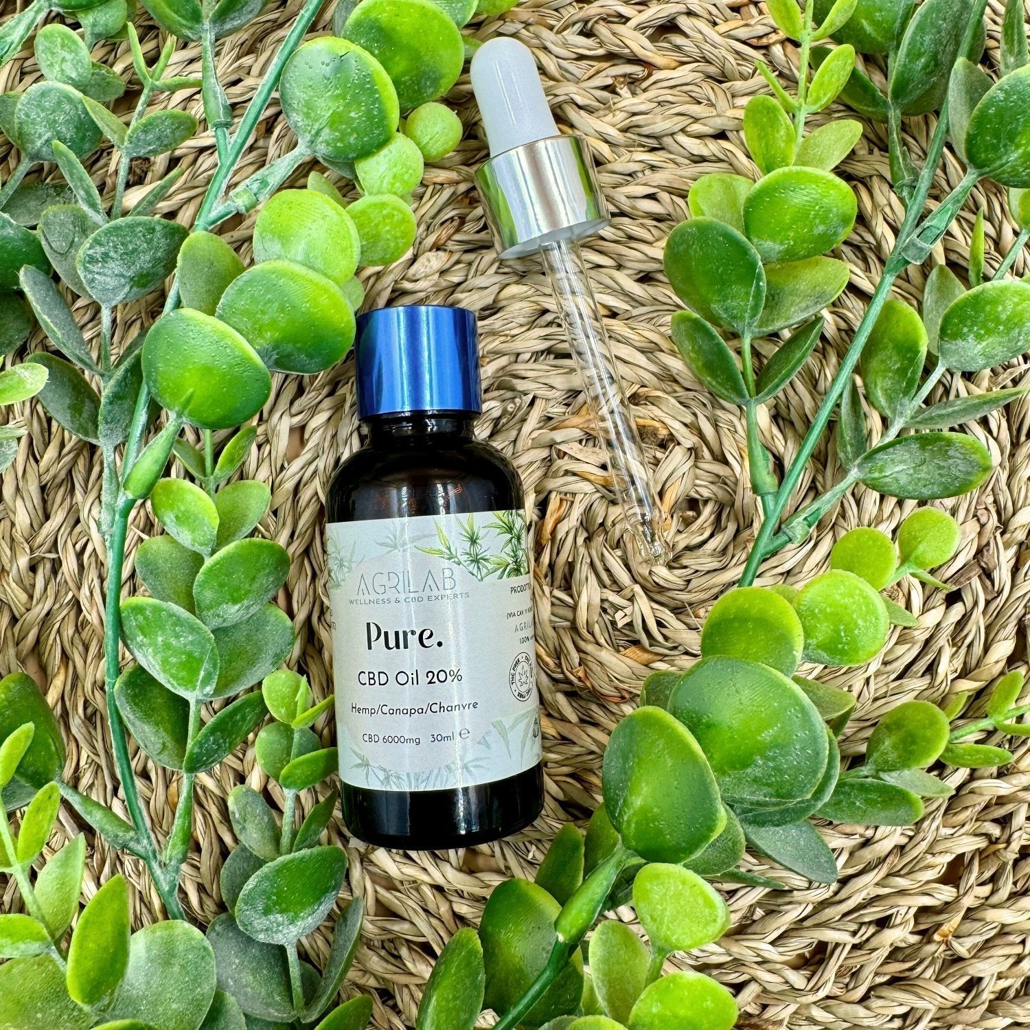 olio di cbd isolato 20% agrilab su sfondo vimini e vegetazione