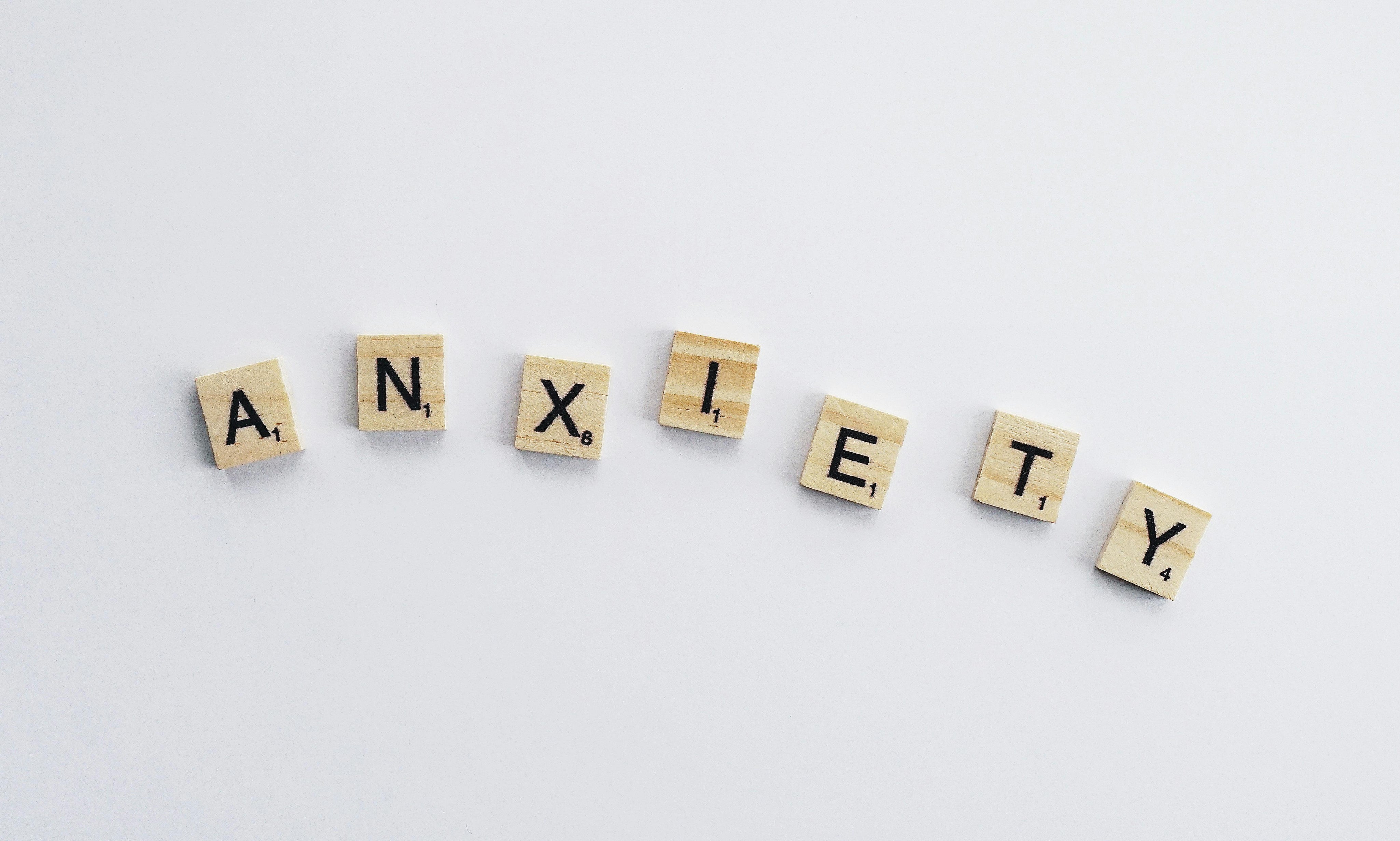 tessere di legno che compongono la parola anxiety