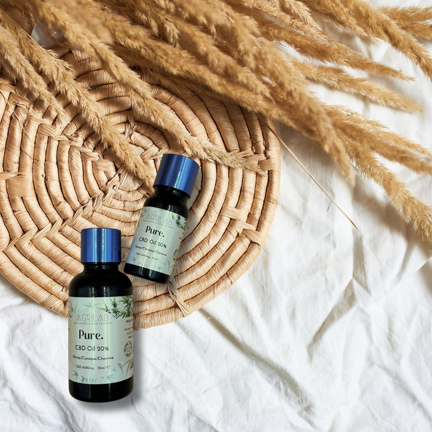 due boccette da 30 ml cristalli puri CBD olio vettore di canapa su panno bianco sottopentola in paglia e spighe  agrilab-shop.myshopify.com product_type AGRILAB SHOP
