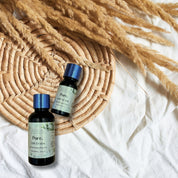 due boccette da 30 ml cristalli puri CBD olio vettore di canapa su panno bianco sottopentola in paglia e spighe  agrilab-shop.myshopify.com product_type AGRILAB SHOP