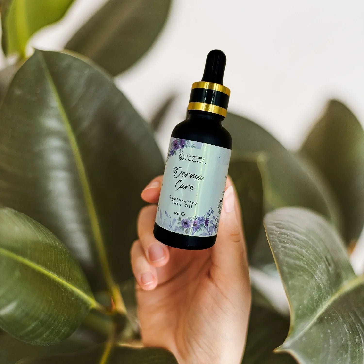 donna che tiene in mano boccetta olio canapa per viso per eczema psoriasi rosacea infiammazioni cutanee alta concentrazione CBD    agrilab-shop.myshopify.com product_type AGRILAB SHOP