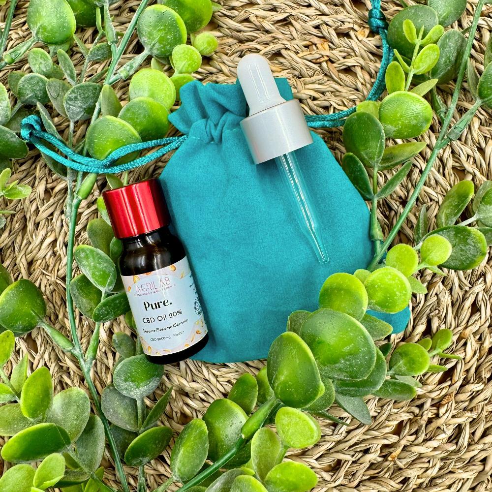 boccetta da 30 ml con dosatore di cristalli puri CBD olio vettore di sesamo su paglia e sacchettino di velluto azzurro  agrilab-shop.myshopify.com product_type AGRILAB SHOP