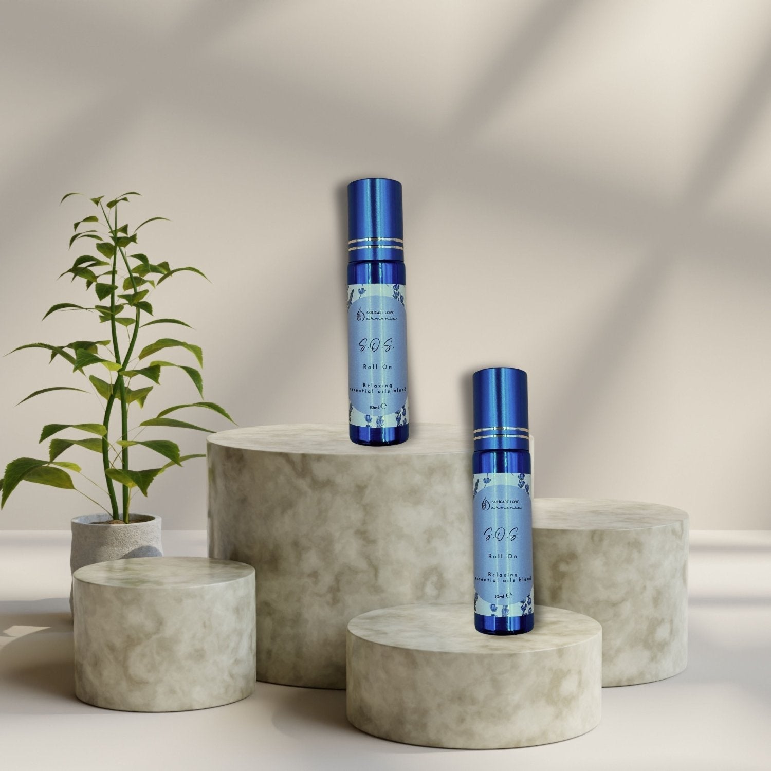 due stick sos roll on cbd stick da 10 ml blu  su supporti in marmo con pianta in vaso verde   agrilab-shop.myshopify.com product_type AGRILAB SHOP