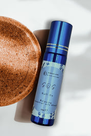 sos roll on cbd stick da 10 ml blu vicino a ciotola di sughero su sfondo bianco  agrilab-shop.myshopify.com product_type AGRILAB SHOP