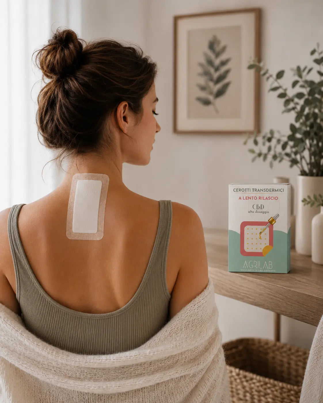 Donna applica il cerotto transdermico CBD 1000mg AgriLab sulla cervicale per alleviare dolore e tensione muscolare