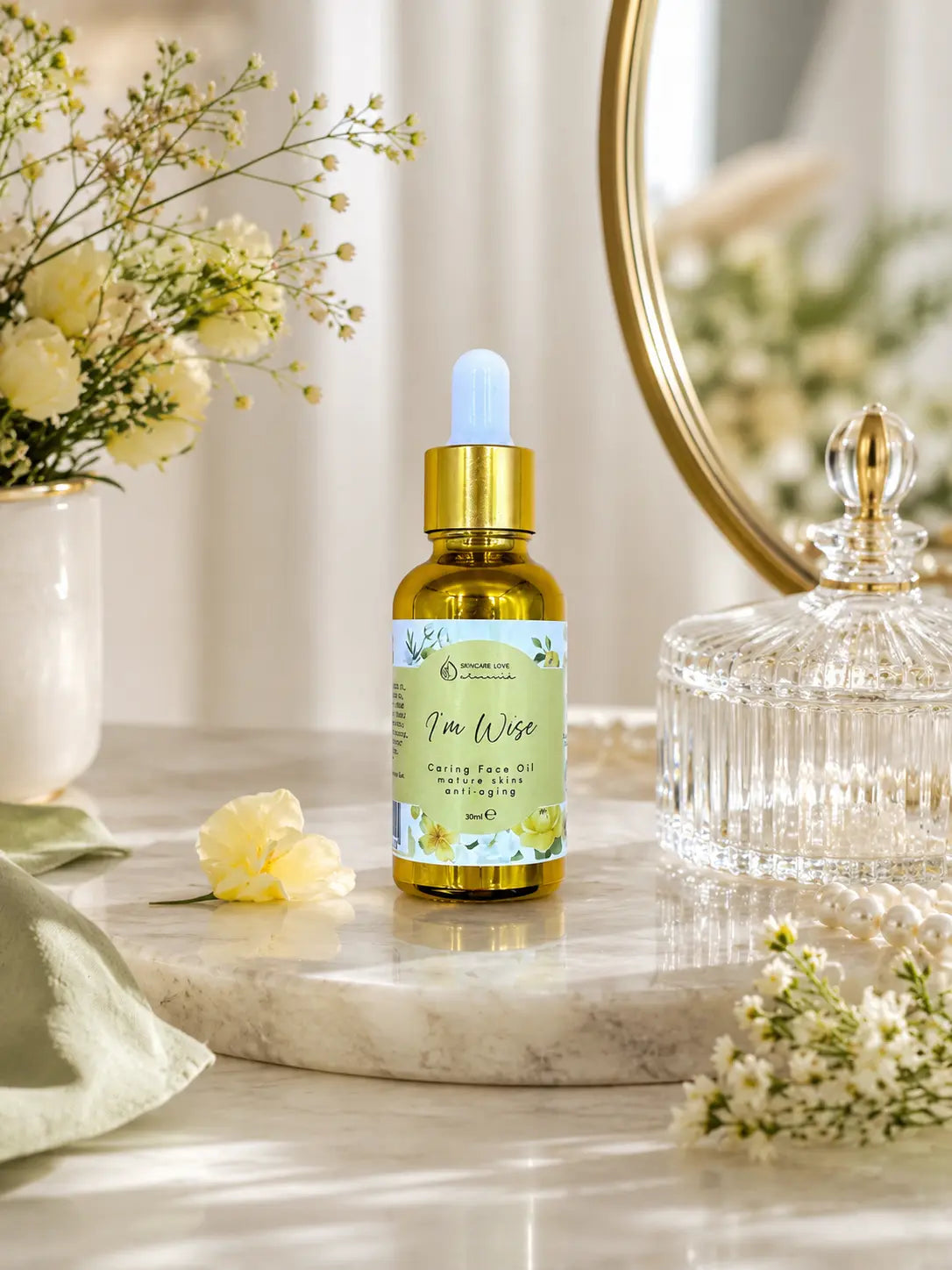 Flacone I'm Wise Armonia AgriLab su specchiera, siero viso al CBD per pelle matura più tonica e luminosa